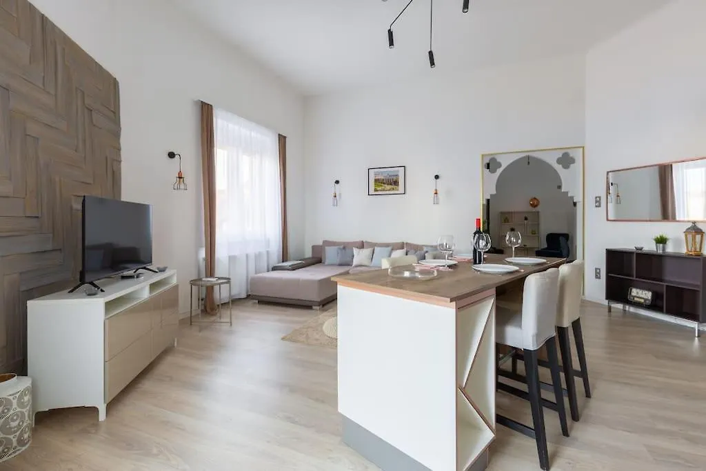 Swan Residence In The Buda Castle Area 2Br/Balcony Budapest Apartment
